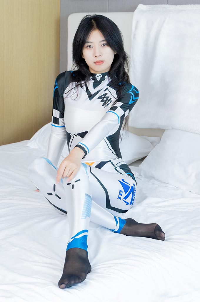 W168-cos服、两双靴子、薄肉丝、薄黑丝